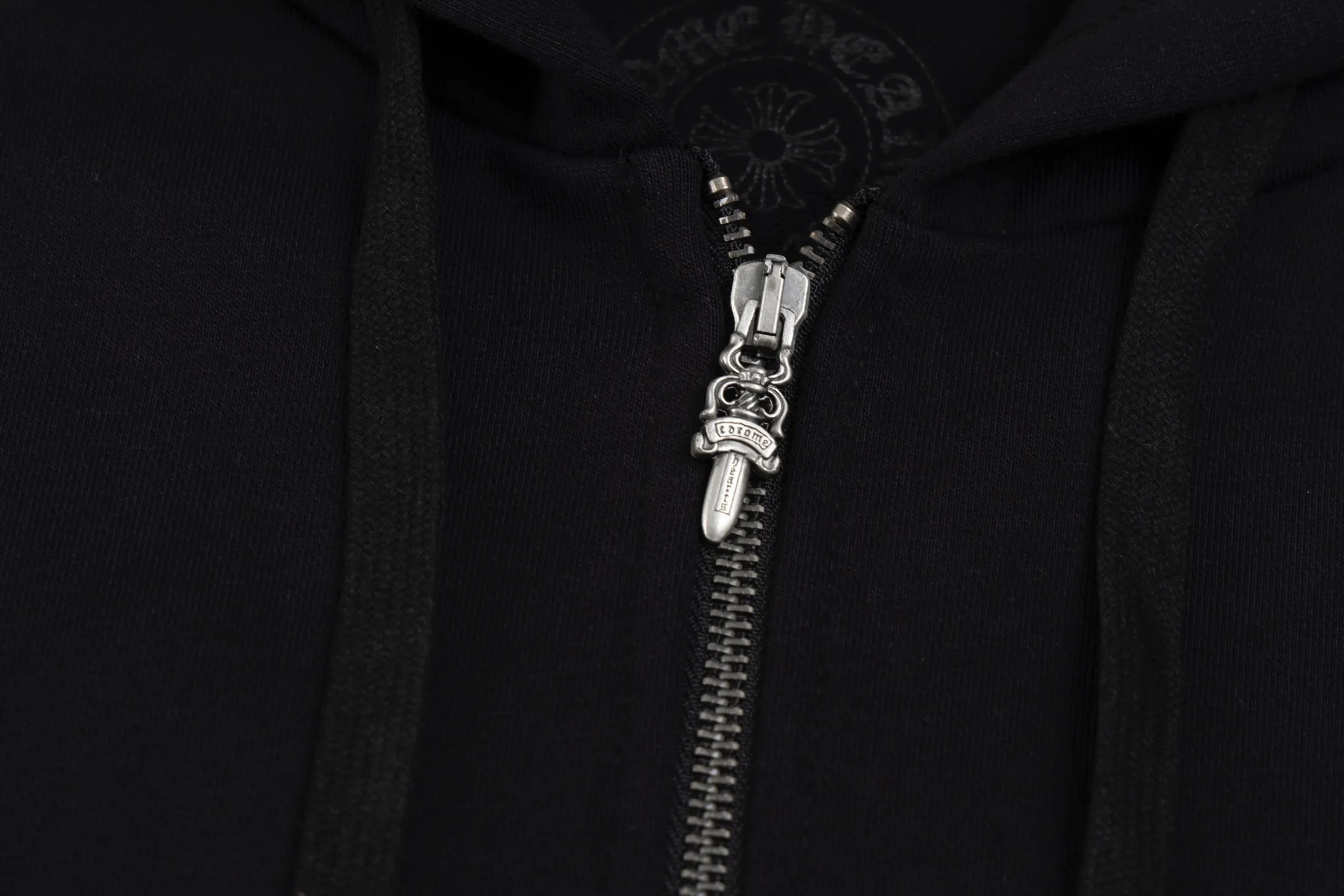 🅿️520 [Exclusive supply] CH Crow Heart Deadly Doll co-branded hooded jacket. The fabric is made of 420 grams of high-quality thin velvet thick fish scale fabric, bringing a comfortable wearing experience. The fabric has been professionally brushed and washed to give the clothing a soft, skin-friendly feel. The printed pattern on the sweatshirt strictly follows the original design and uses hand-made glue printing technology to ensure that the pattern is clear and lasting. The zipper part is specially made of real antique silver and has been carefully aged. The zipper head is sprayed with silver to create a retro texture. The whole body has been shaped to keep the shape crisp. This sweatshirt strives for excellence in craftsmanship and reflects high-end quality from fabric selection to detail processing. It not only retains the street fashion sense, but also incorporates Chrome Hearts' iconic luxury elements. It is an ideal choice for fashion lovers who pursue individuality and quality. Size:S/M/L